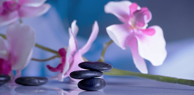 Cómo hacer un masaje relajante con piedras calientes, curso online de Terapias García y Lledó